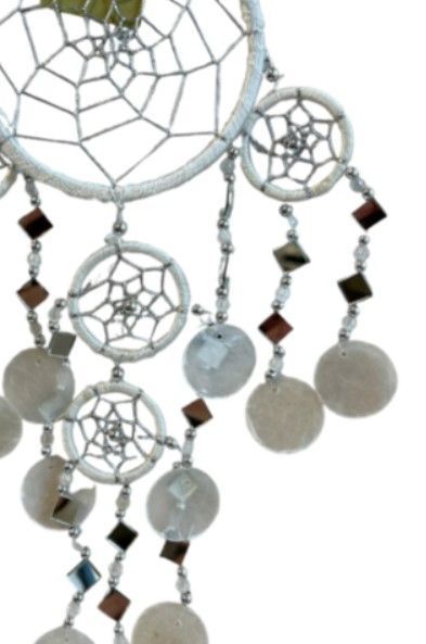 Dromenvanger met een grote witte cirkel, kleinere cirkels, kralen en schelpenschijfjes.