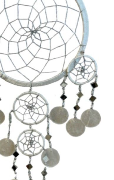 Witte dromenvanger met een spinnenwebvormig middenstuk, hangende cirkels en kralen.