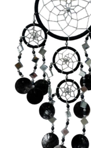 Zwarte dromenvanger met meerdere ronde frames en hangende ornamenten.