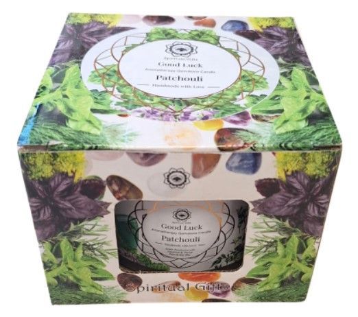 Kaars naast het deksel met etiket op een houten ondergrond, met een bloemenachtergrond.