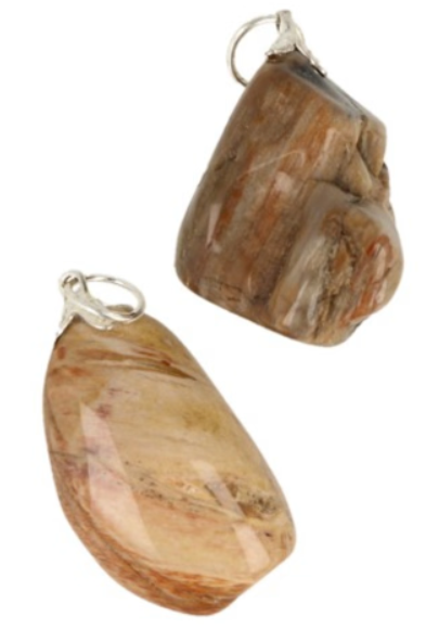 Zilveren ketting met een hanger van gepolijste bruine steen.