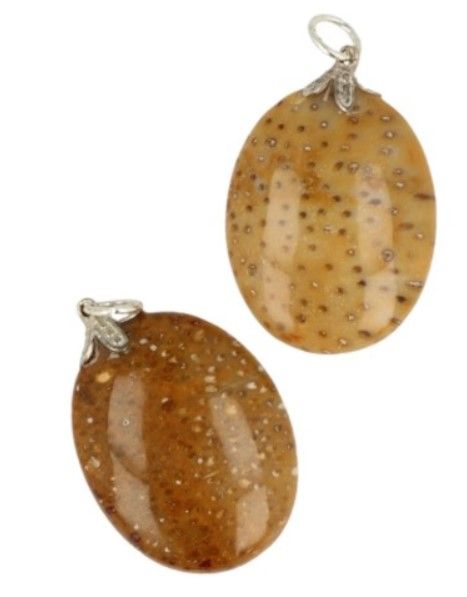 Vier gepolijste, bruine en gespikkelde stenen hangers op een verweerd houten oppervlak, lavendeltakjes op de achtergrond.