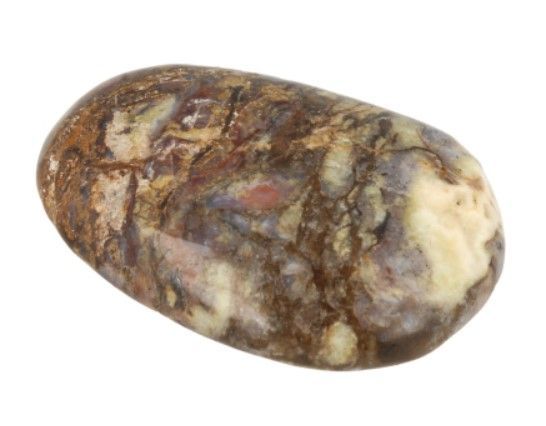 Drie gepolijste serpentijnstenen op een verweerd houten oppervlak, in tinten groen, bruin en grijs.