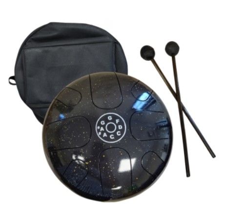 Rode tongtrommel met stokken, draagtas en gelabelde noten.