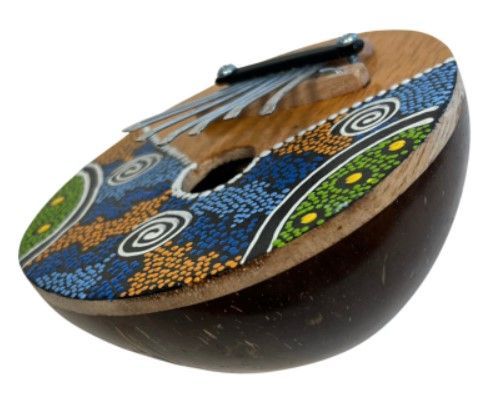 Kalimba met inheems kunstontwerp, houten behuizing, metalen tanden en stippenpatronen in blauw, oranje en groen.