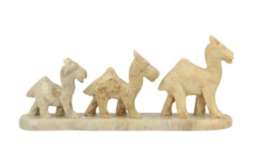 Drie gebeeldhouwde stenen kamelen die op een rij lopen.
