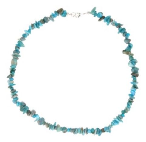 Ketting van blauwe steen in een glazen kast met kristallen.