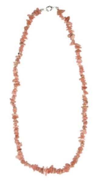 Ketting van koraalkleurige steentjes op een zwarte buste.