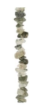 Ketting van witte steen op een zwarte buste van een sieradendisplay.