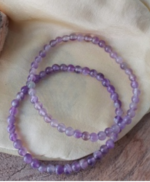 Armband met amethistkralen, paarse kralen aan een snoer.