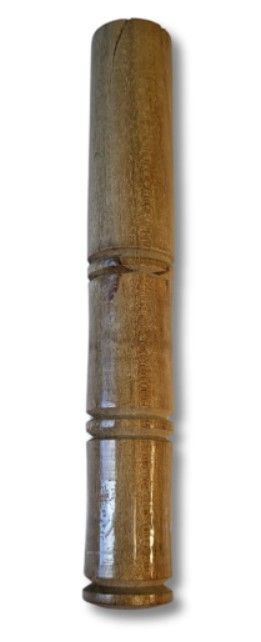 Houten pijp op drijfhout met bloemen.