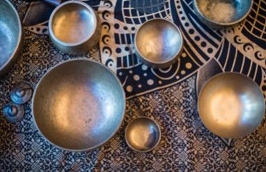 Zilveren klankschalen op patroonstof.