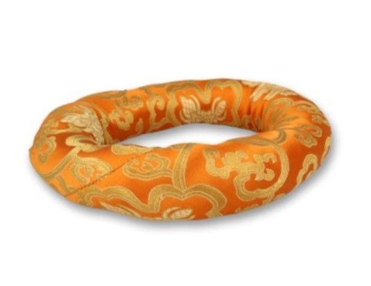 Meditatiekussen met roze en goudkleurig patroon.