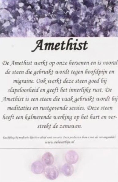 Vijf doorschijnende, lichtroze ronde kralen.