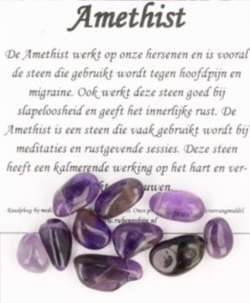 Een stapel gepolijste paarse amethiststenen.
