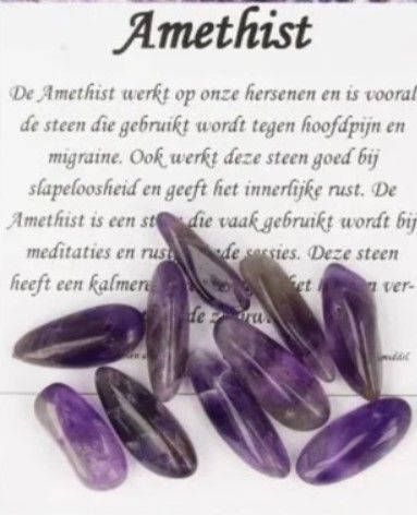 Ovaalvormige, gepolijste amethiststenen in verschillende paarse tinten.