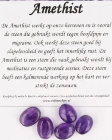 Vijf gepolijste, ovale amethist edelstenen. Paarse kleur.