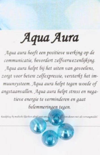 Vier ronde, lichtblauwe kralen met gaatjes in het midden. Glanzend en doorschijnend.