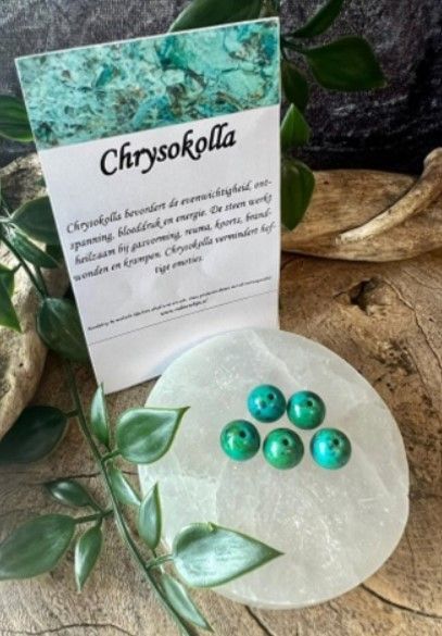 Vijf ronde kralen in de kleuren blauwgroen en groen met donkere vlekken, elk met een rijggaatje.