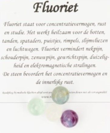 Vier ronde kralen in verschillende kleuren: paars, wit, lichtgroen en een gespikkelde groenbruine kleur.