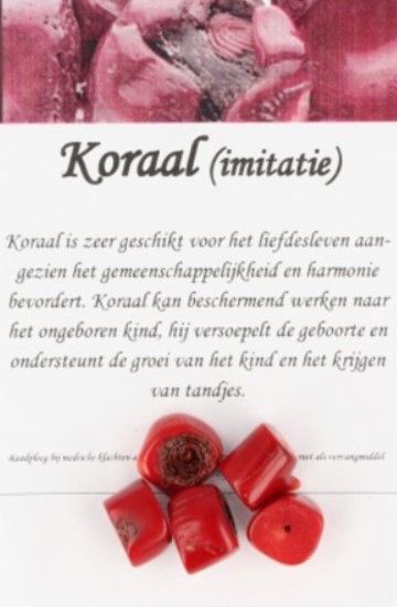 Vijf rode koraalkralen met donkere, gestructureerde kernen en gaten.