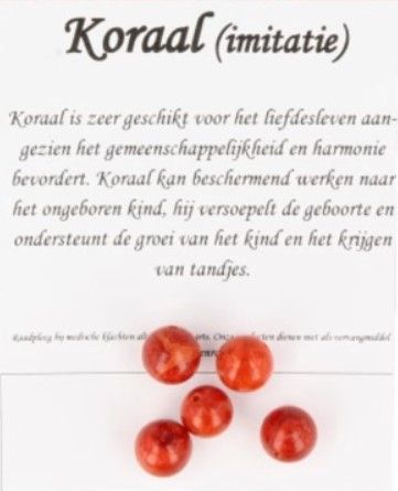 Vijf ronde, roodachtig-oranje koraalparels verspreid over een witte achtergrond.