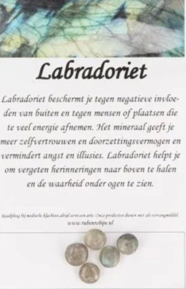 Groene trommelstenen op een witte, ronde schaal, met groene bladeren op de voorgrond.