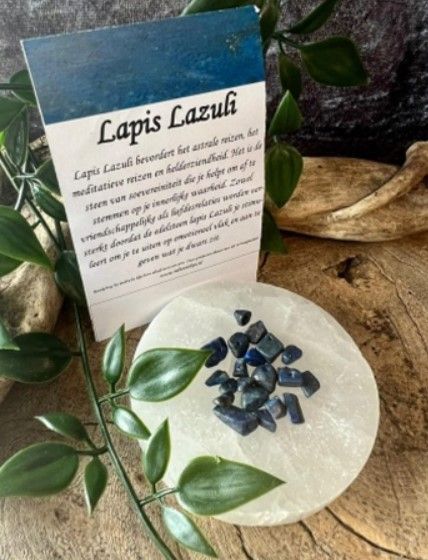 Donkerblauwe lapis lazuli edelsteenkralen met gaatjes om te rijgen.