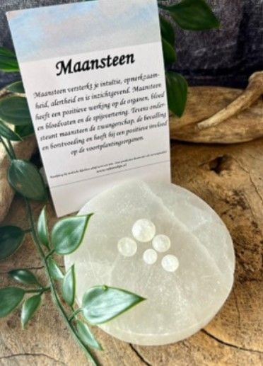 Vijf witte, ronde, doorschijnende bollen van verschillende groottes.