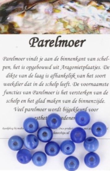 Blauwe ronde glazen kralen met gaatjes.