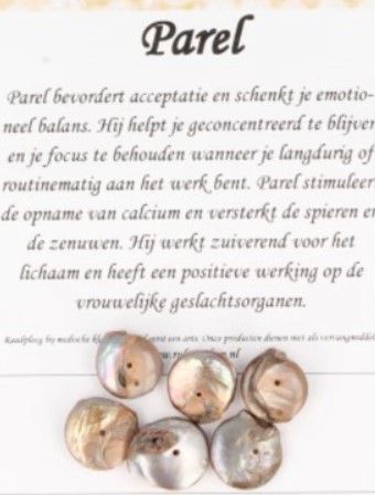 Onregelmatig gevormde, iriserende, muntachtige kralen met gaten erin geboord. De kleuren zijn goud, grijs en bruin.
