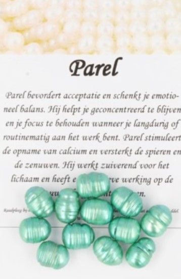 Een cluster van blauwgroene, geribbelde, ovaalvormige parels.