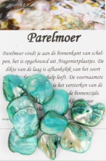 Stapel gladde, gepolijste iriserende blauwgroene en witte stenen.