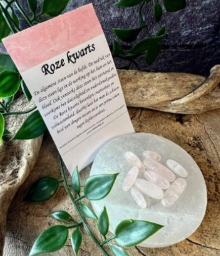 Roze, ovaalvormige hangers van rozenkwarts met geboorde gaatjes om ze op te hangen.