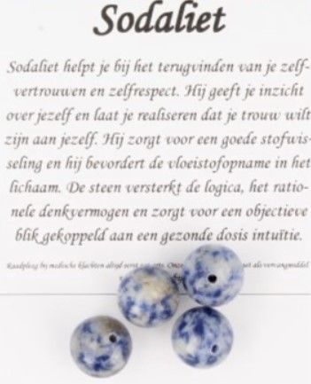 Vier blauw-witte gemarmerde stenen kralen met geboorde gaten.