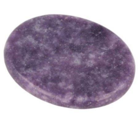 Drie gepolijste paarse lepidolietstenen op een houten oppervlak met groen blad.