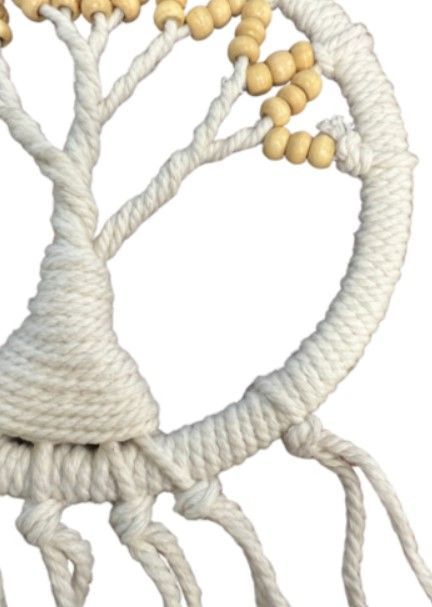 Witte dromenvanger met een boommotief, bruine kralen en veren.