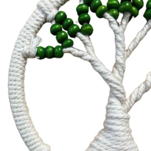 Witte dromenvanger met een boommotief, groene kralen en hangende veren.