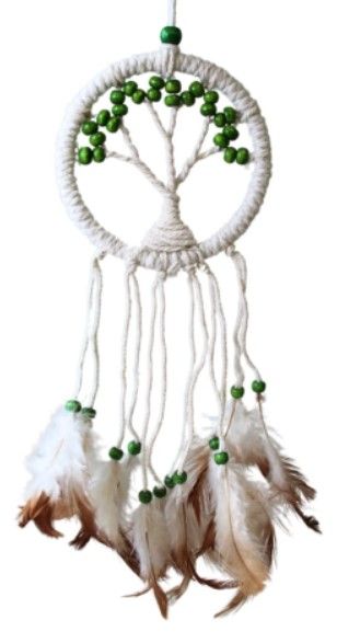 Crèmekleurige dromenvanger met groene kralen in de vorm van een boom, en bruine veren die eronder hangen.