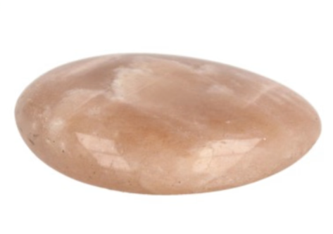 Getrommelde, ronde steen met een lichtbruine bovenkant en een crèmekleurige onderkant.