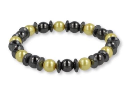 Elastische armband met afwisselend gouden en zwarte kralen.