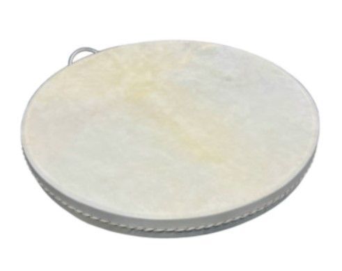 Ronde, crèmekleurige trommelhuid op een witte achtergrond met een takje en een bloem.