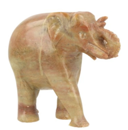 Olifantensculptuur van steen, in bruin- en oranjetinten, op een houten oppervlak.