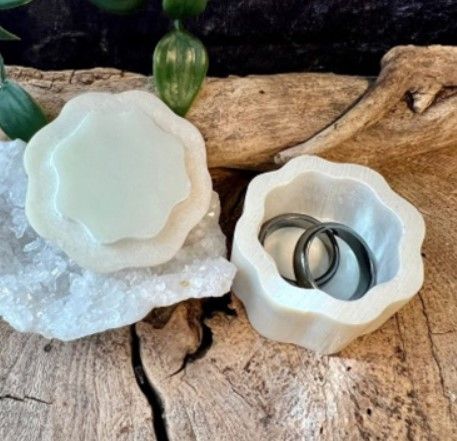 Open, gebroken witte, onregelmatig gevormde doos met een deksel dat opzij ligt.