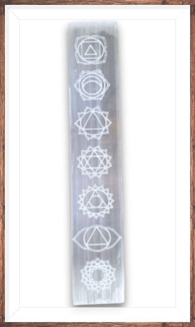 Seleniet chakra-staf op hout met witte bloemen; ingelijst.