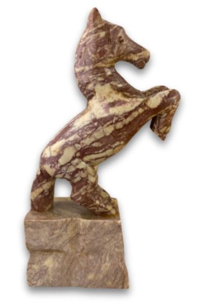 Stenen beeld van een steigerend paard met een rood en beige strepenpatroon op een beige rechthoekige basis.