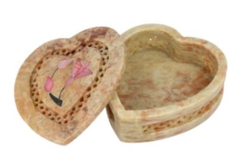 Hartvormig stenen doosje met roze bloemeninleg en geperforeerde rand. Beige en bruine tinten.