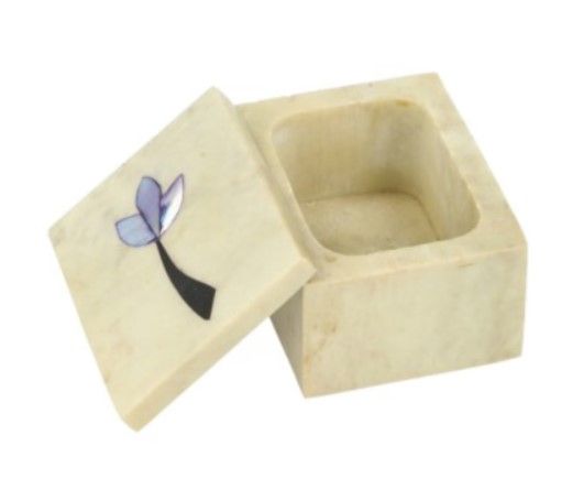 Klein rechthoekig crèmekleurig doosje met deksel. Het deksel heeft een paars bloemenmotief.