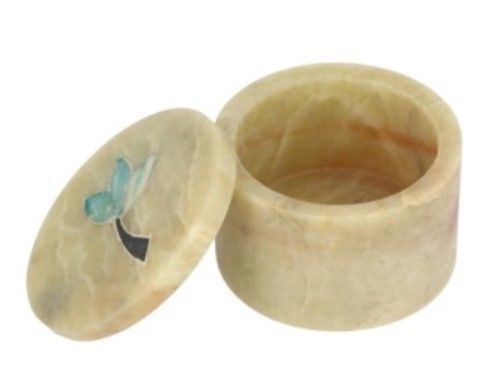 Ronde marmeren doos met roze bloemeninleg op het deksel.