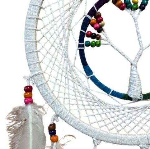 Witte dromenvanger met een levensboommotief, kleurrijke kralen en witte veren die eronder hangen.